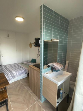 Superbe studio neuf avec Balcon